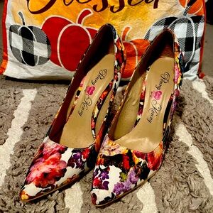 Very nice pair of floral heels. Great for any occasion, sexy with jeans!